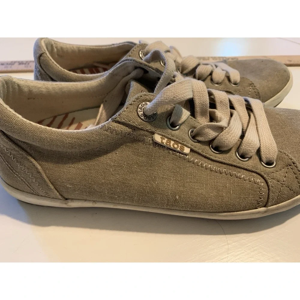 Taos Star Women's 7.5 Canvas Sneakers Lace Up Comfort Shoes Taupe Khaki Casual